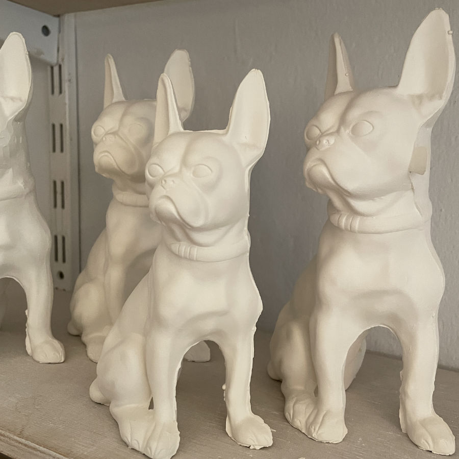 Exklusive französische Bulldogge aus Porzellan. Besondere Geschenke handgefertigt. Opulente Eleganz. Dosen mit Tierfiguren aus Porzellan.