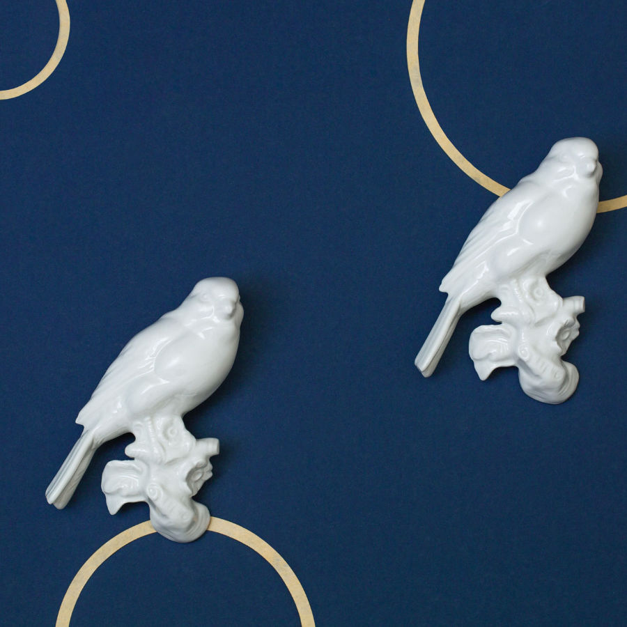 Handgemachter Wandvogel aus Porzellan, feinesweißes Berlin – minimalistisches Designobjekt von Designerin Katy Jung, perfekt für zeitgenössische Wandgestaltung