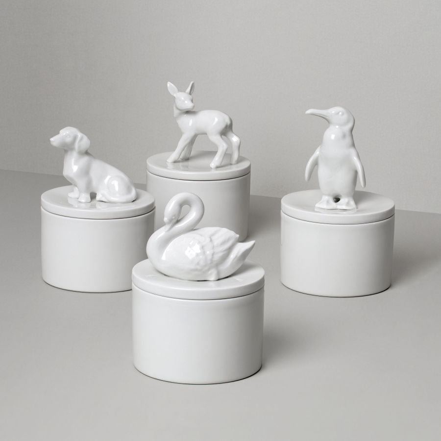 Dosen aus Porzellan mit Tiefiguren. Handgefertigt in Berlin. Besondere und exklusive Geschenke. Handgefertigt von feinesweißes Manufaktur Berlin.