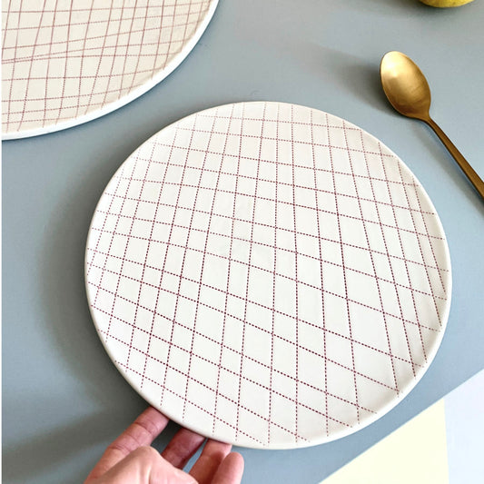 Vorlegeplatte, Teller und Servierplatten Kariert, handgefertigte Unikate von feinesweisses Porzellanmanufaktur Berlin.