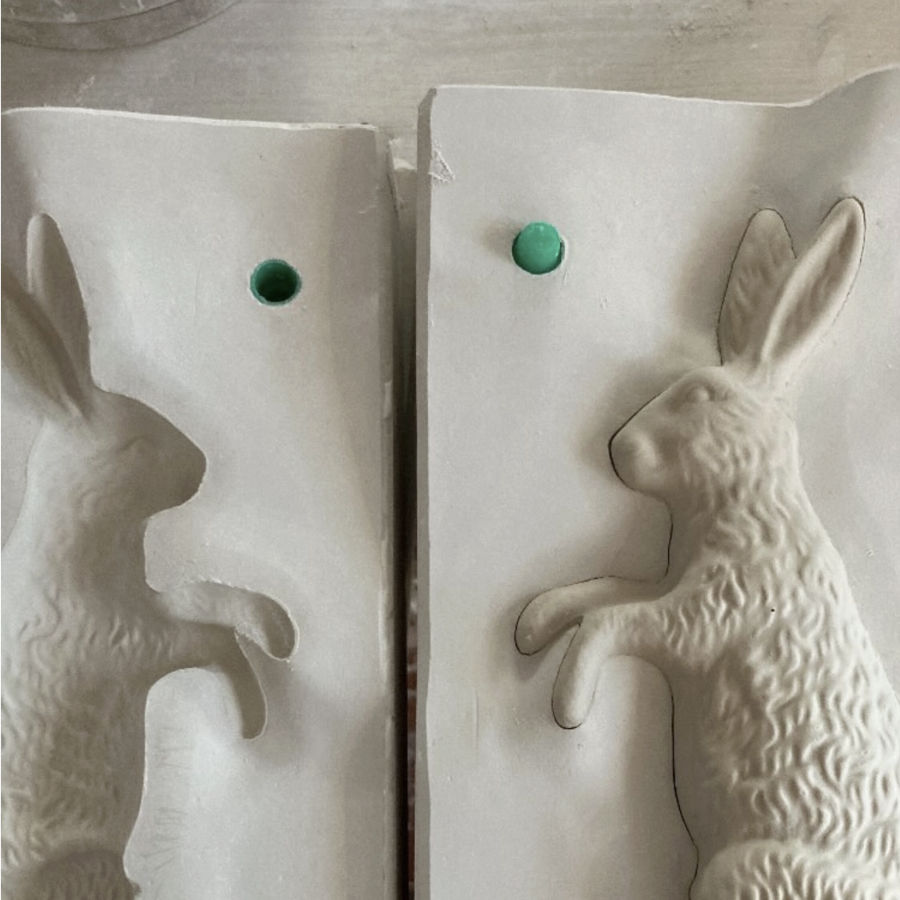Porzellan Osterhase als schlichte Osterdeko für Tisch oder Fensterbank – Design aus Berlin.