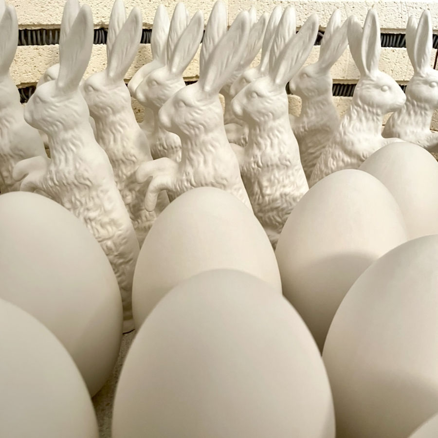 Porzellan, Eier und Porzellan Hasen im Ofen Werkstatt, Aufnahme bei feines weißes Berlin