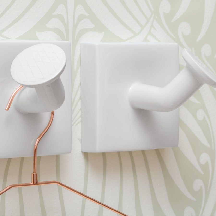 Garderobenhaken aus Porzellan. Objekt von feinesweisses Berlin.