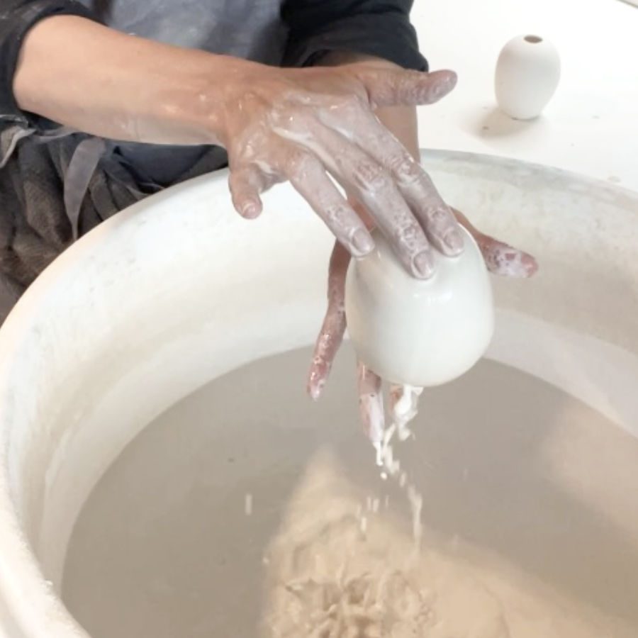 Eiförmige Porzellanvase aus der TUPF Kollektion, feinesweißes Berlin – handgefertigtes Designprodukt von Katy Jung, Porzellandesign Berlin