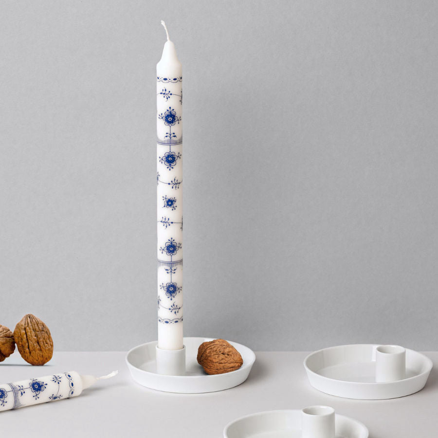 Porzellankerzenhalter im modernen Design, feinesweißes Berlin – handgegossenes Porzellanobjekt mit klarer Formensprache von Katy Jung