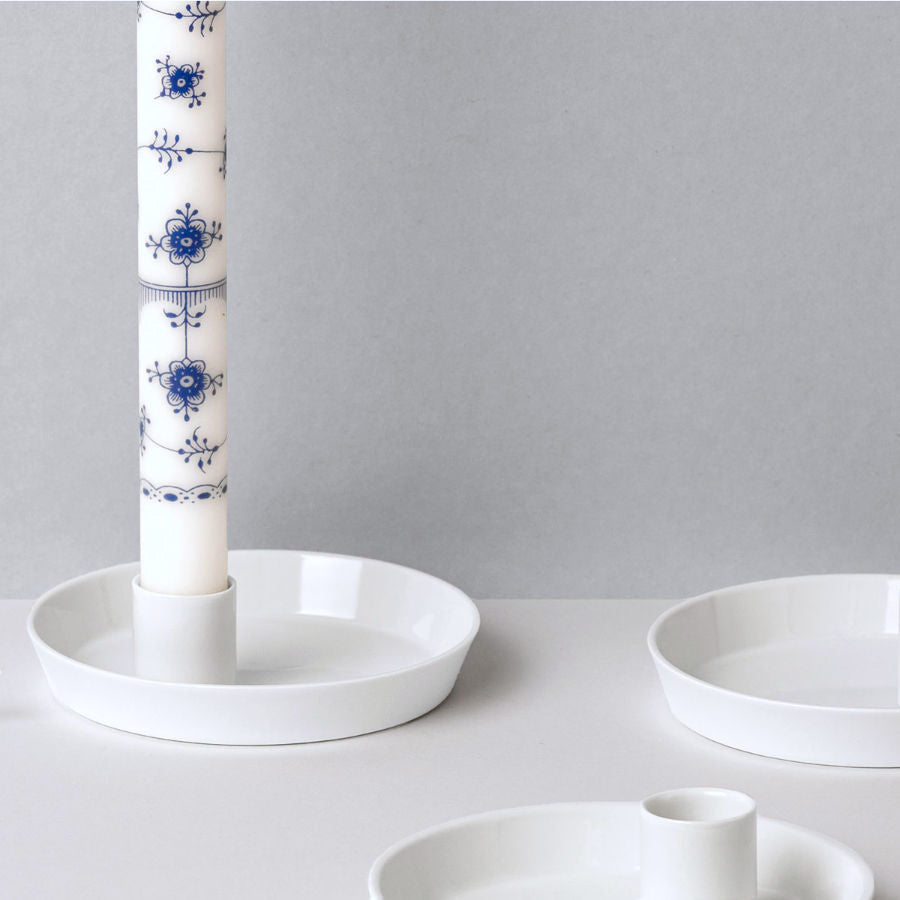 Kerzenhalter aus Porzellan, handgefertigt in der Berliner Manufaktur feinesweißes – Designobjekt von Katy Jung, minimalistisches Porzellandesign Berlin