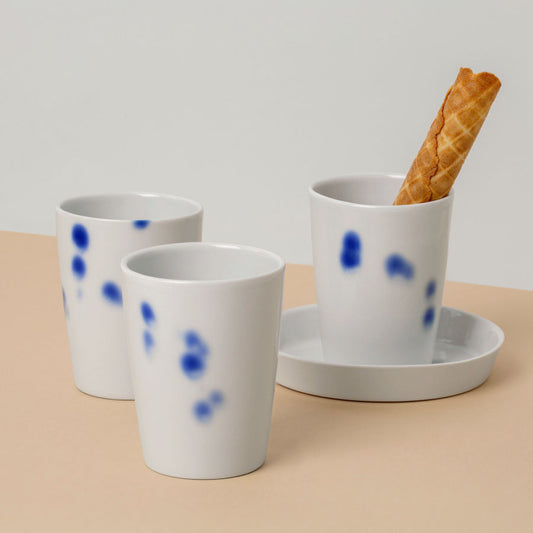 Cappuccino Becher Flat White Becher aus weißen Porzellan mit blauen Kobalt tupfen Dekor. 150 ml.