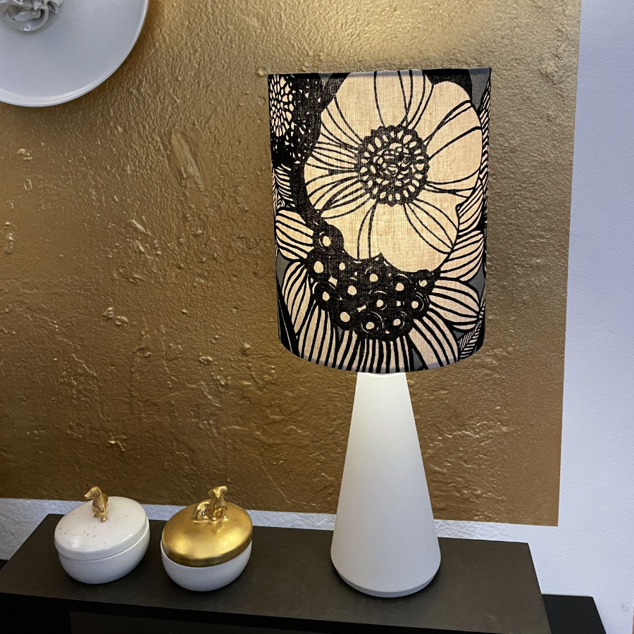 Leuchtende Porzellanlampe Kukimit LED-Akku – französischer Leinenstoff, warmes Japandi Lichtdesign, feinesweißes Berlin.