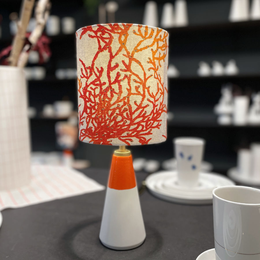 Leuchtende kabellose Porzellanlampe Koralle Orange mit LED-Akku – feinesweißes × roomlightstudio, Japandi Stil, Berlin.