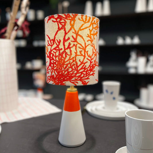 Leuchtende kabellose Porzellanlampe Koralle Orange mit LED-Akku – feinesweißes × roomlightstudio, Japandi Stil, Berlin.