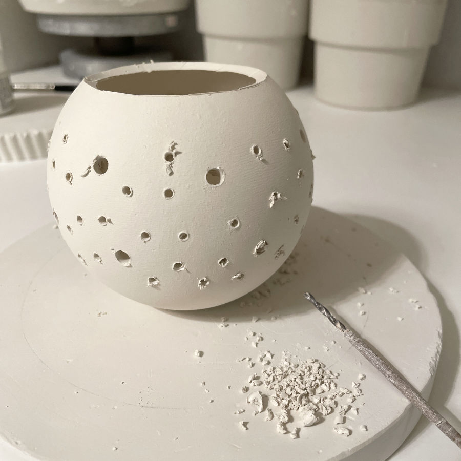 Windlicht beim bearbeiten in der Werkstatt von feinesweißes Berlin