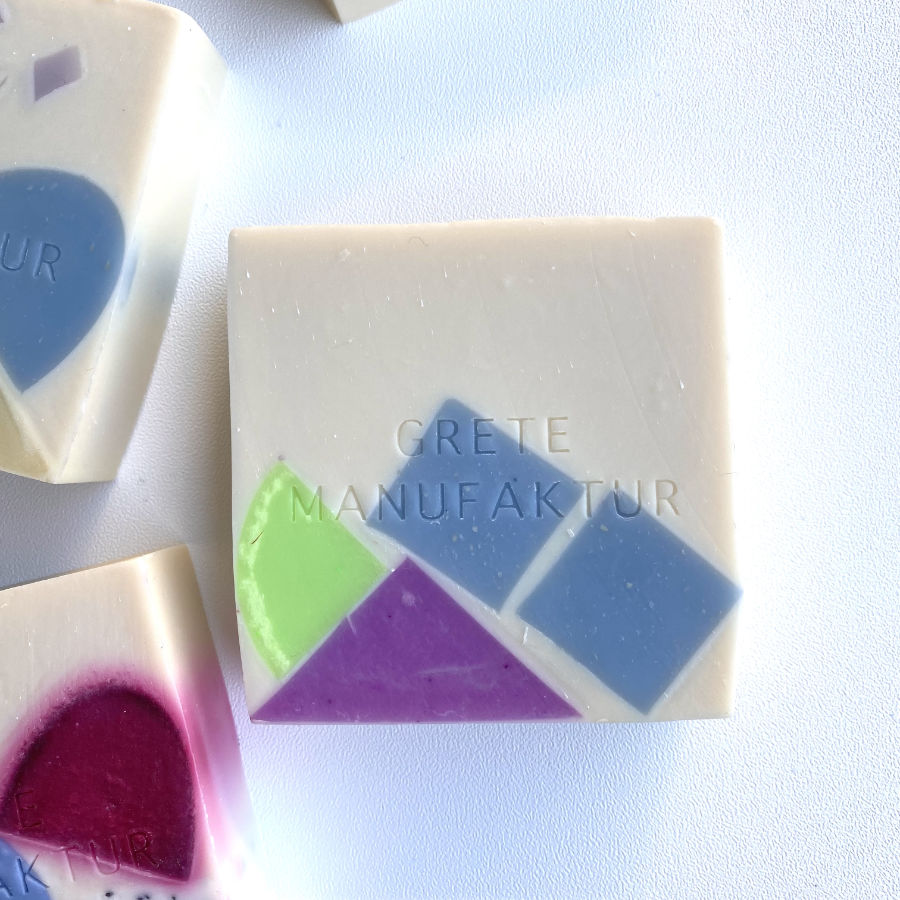 Handgemachte vegane Seife „Constanze“ von Gretel Manufaktur auf weißer Porzellan-Seifenschale – nachhaltiges Geschenkset von feinesweißes Berlin.