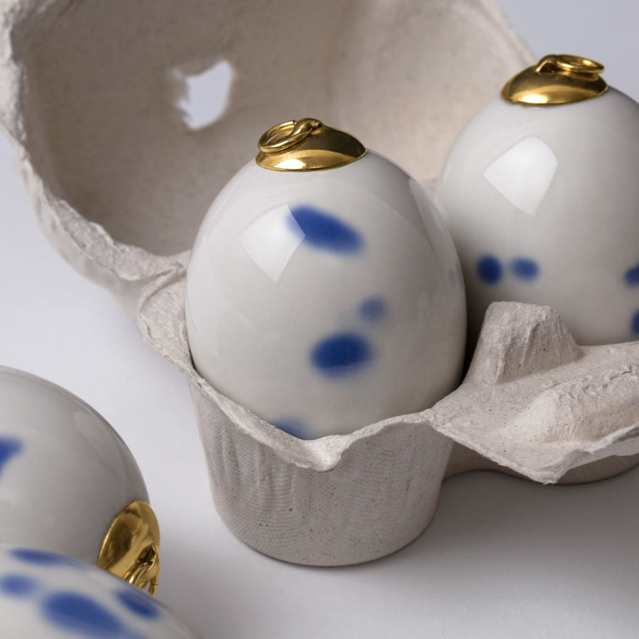 Ostereier blau getupft aus Porzellan. Von feinesweisses Berlin.