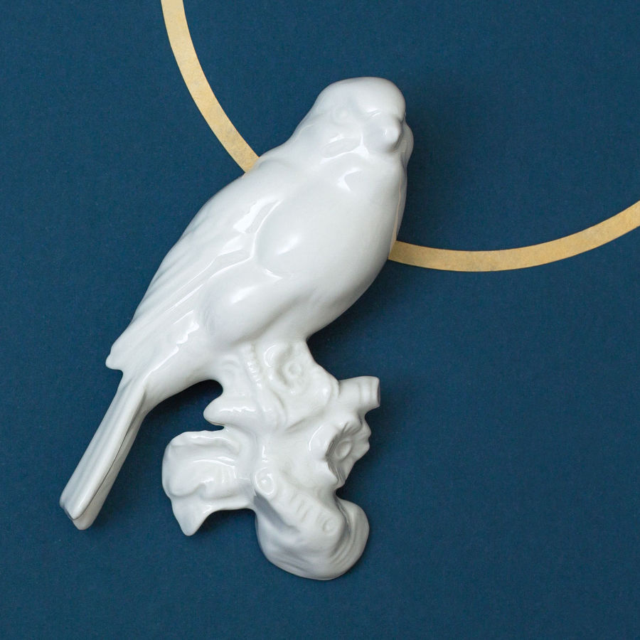 Porzellan-Wandvogel von feinesweißes – handgefertigtes Porzellandesign aus Berlin von Katy Jung, modernes Wandobjekt für Interior & Designliebhaberinnen*