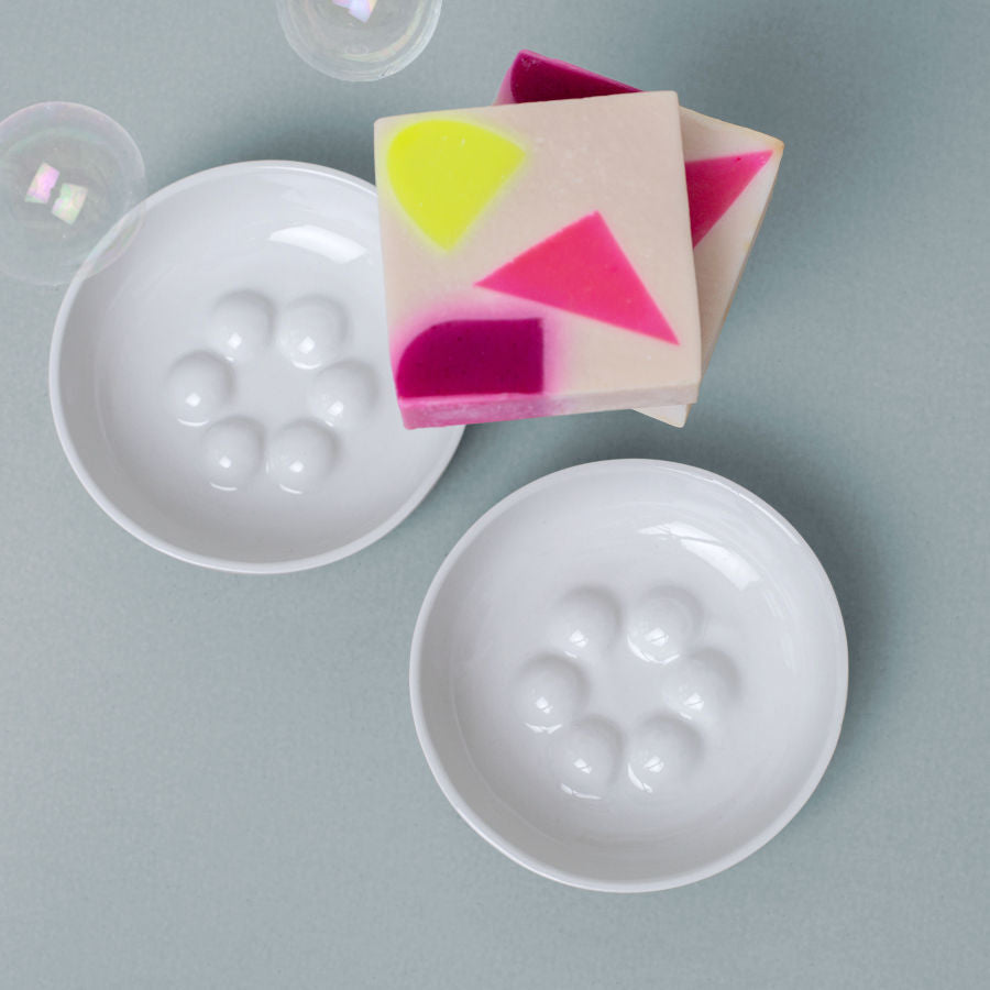 Handgefertigte Seifenschale aus Porzellan, feinesweißes Berlin – minimalistisches Porzellandesign von Katy Jung, gefertigt in Berliner Manufaktur