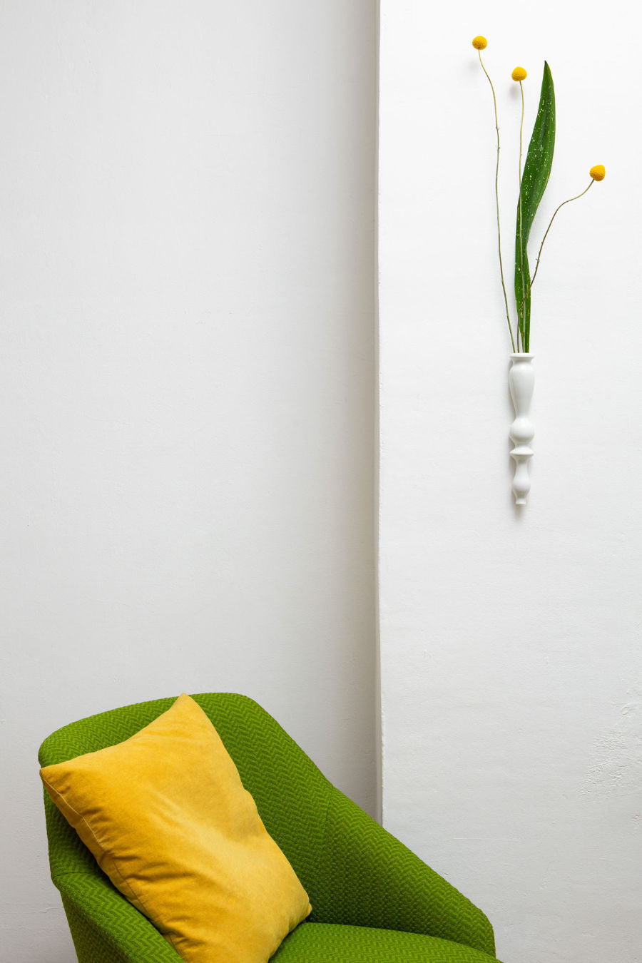 Schlanke Wand,vase aus Porzellan für langst illegal einzelne Blüten. Die Form der Vase erinnert an einen gedrechselt des Tischbein. Es gibt zwei Varianten, Victor und Victoria