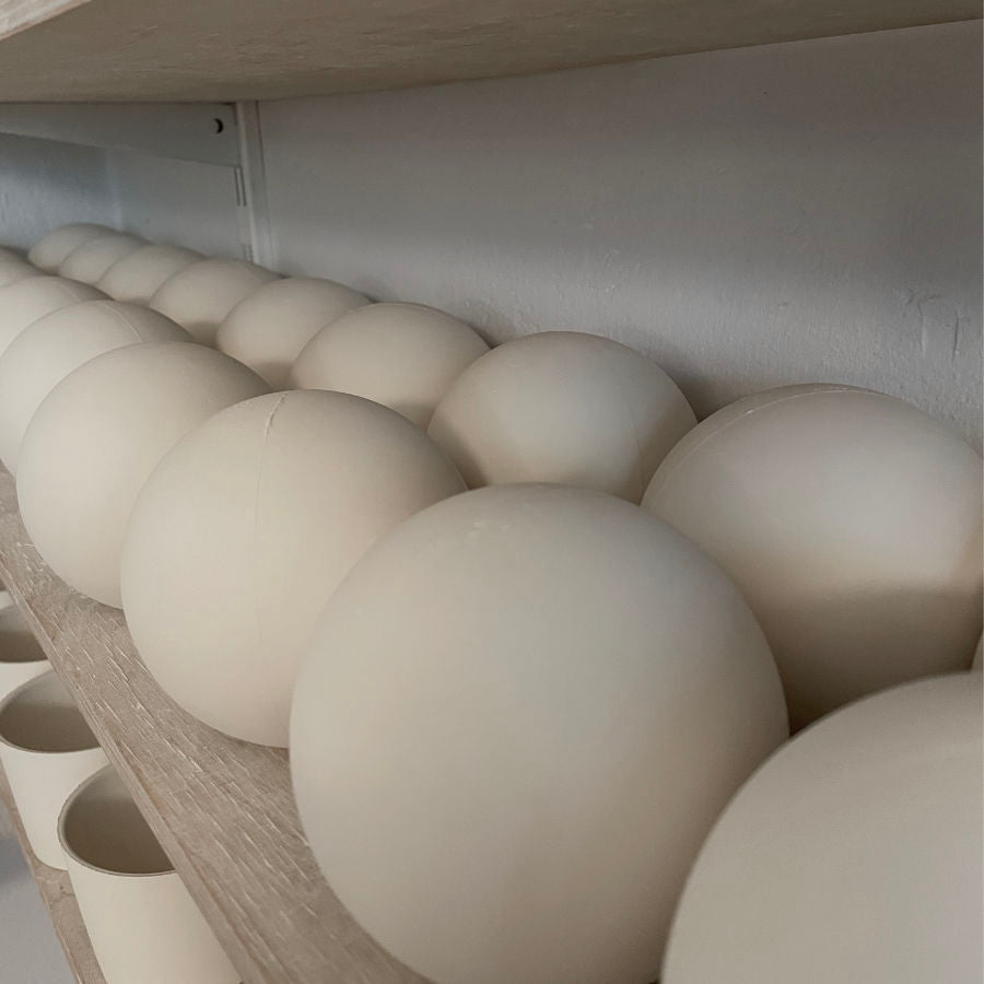 TUPF Porzellan-Weihnachtskugel, handgemachte Christbaumkugel von Designerin Katy Jung – Geschenkidee aus Berliner Porzellanmanufaktur feinesweißes