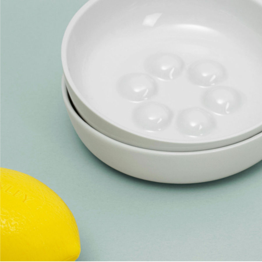 Porzellanschale für Seife, feinesweißes Berlin – handgefertigtes Designprodukt von Katy Jung, kombiniert mit Bronnley Lemon Soap