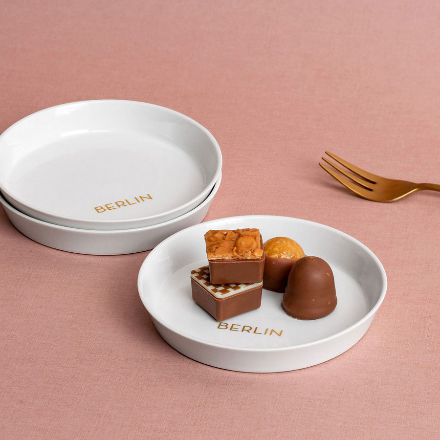 Porzellanbecher und Teller Berlin. Ein Schönes Souvenir und Hauptstadtgeschenk mit goldenem Schriftzug. Elegant und mit einem Hauch von Mondänität und Extravaganz.
