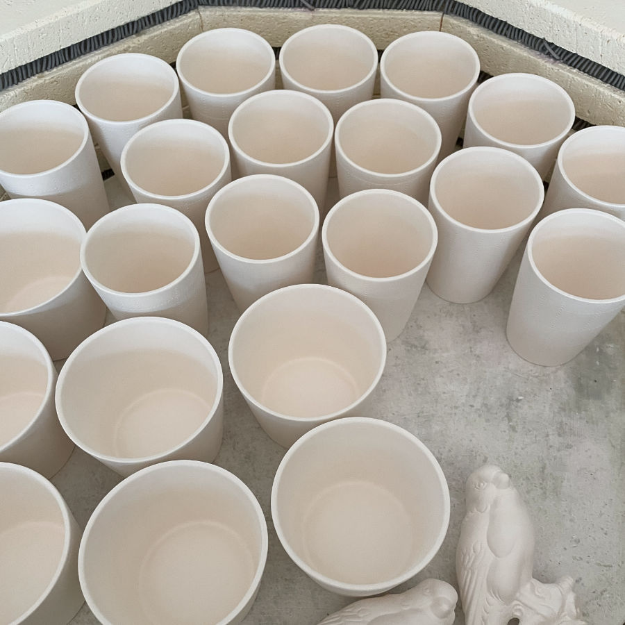 Kaffeebecher von feines weißes im Ofen in der Werkstatt