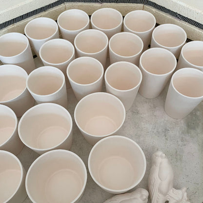 Kaffeebecher von feines weißes im Ofen in der Werkstatt