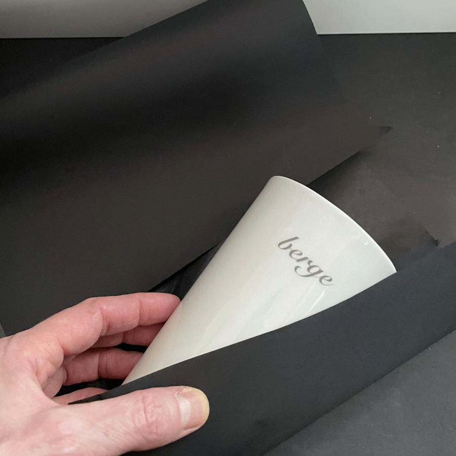 Handgemachter Porzellanbecher mit Schriftzug „berge", exklusive Kleinserie feinesweißes Manufaktur Berlin