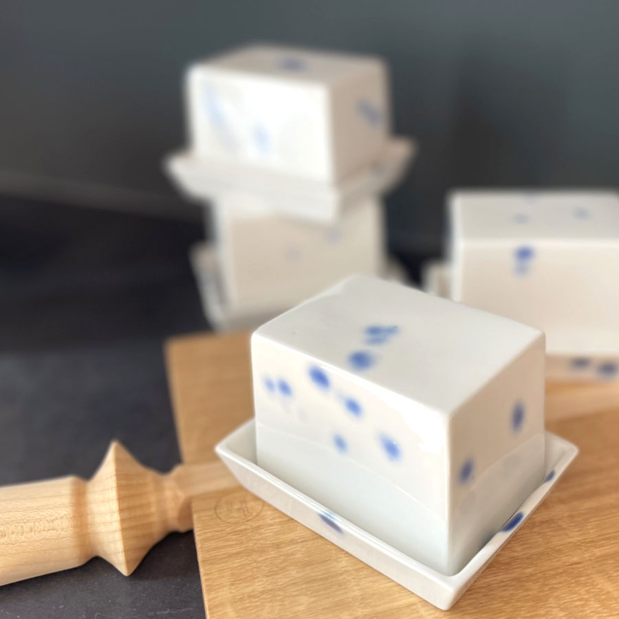Mini Butterdose aus Porzellan handgefertigt in Berlin mit blauen Tupfen