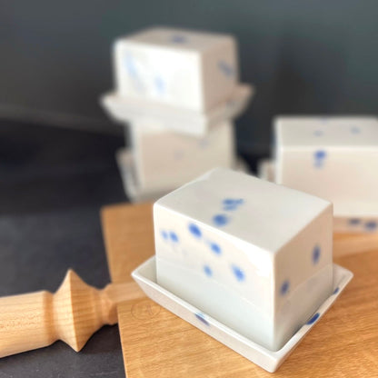 Mini Butterdose aus Porzellan handgefertigt in Berlin mit blauen Tupfen