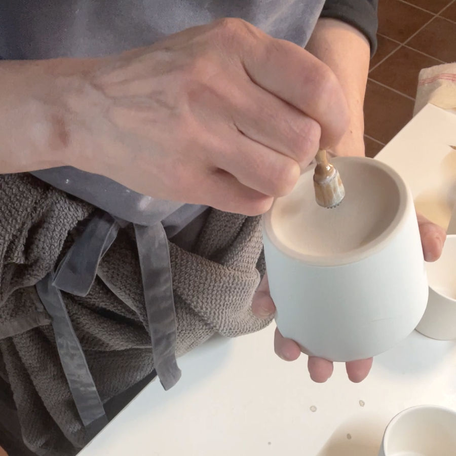 Katy Jung in ihrer Werkstatt bei feines weißes in Berlin beim Bodenmarke aufbringen