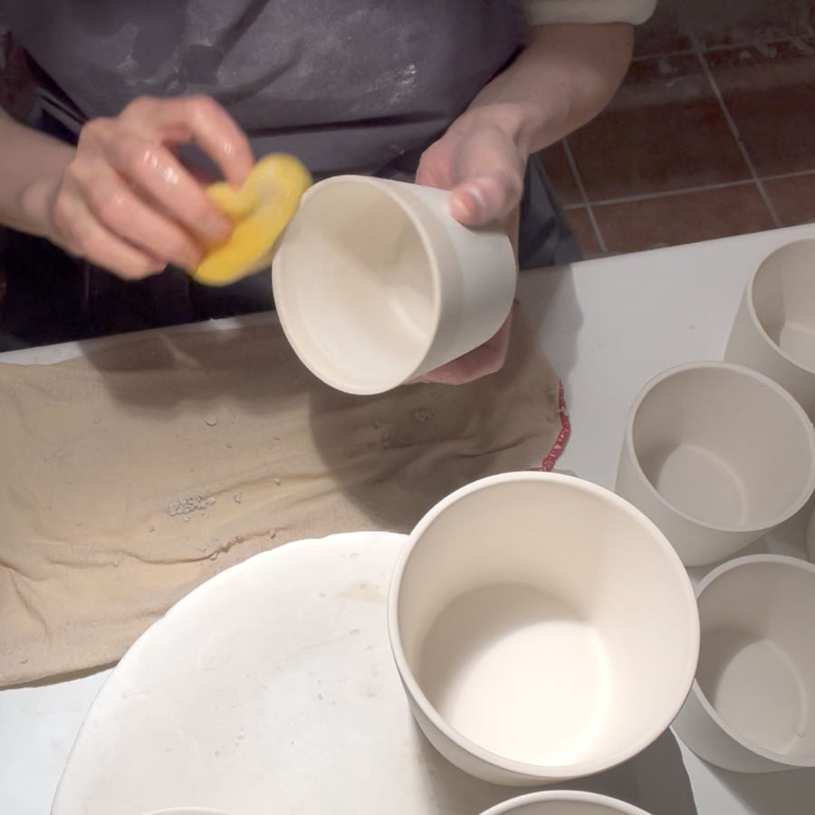 Becher retuschieren in der Werkstatt von feines weißes Berlin