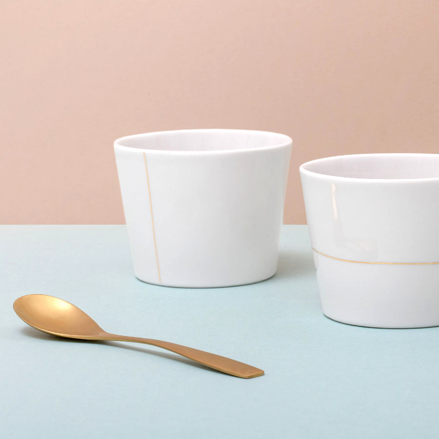 Porzellan Cappuccino Becher mit Goldlinie handgefertigt in Berlin von feines weißes Katy Jung