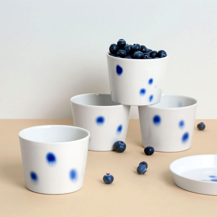 Cappuccino Tasse ohne Henkel mit blauen Tropfen aus Porzellan, handgefertigt in Berlin von feines weißes