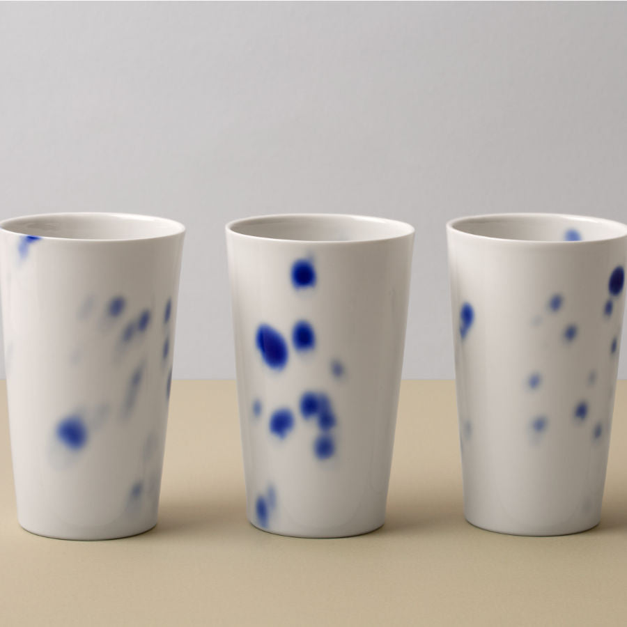 Porzellan, Kaffeebecher, 300 ml weiß mit blauen Tupfen einzeln und als Set.