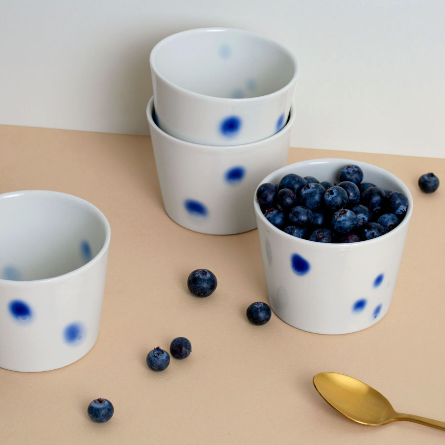 Cappuccino Tasse aus Porzellan mit blauen Tupfen. Handgefertigt in Berlin von Katy Jung feines weißes