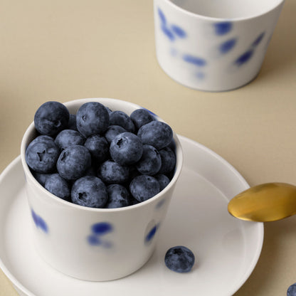 Cappuccinobecher aus Porzellan mit blauen Tupfen. Handmade in Berlin.