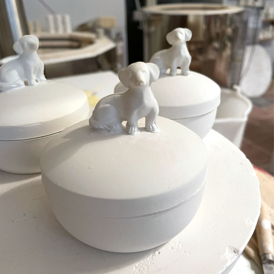 Minidose Porzellan mit Dackel in der Werkstatt von feinesweisses Berlin.