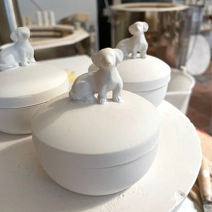 Minidose Porzellan mit Dackel in der Werkstatt von feinesweisses Berlin.