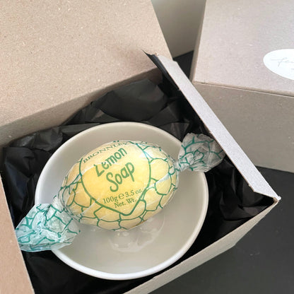 Klassische englische Zitronenseife von Bromley im Geschenk Set mit Porzellanseifenschale von feines weißes Berlin als Geschenk verpackt