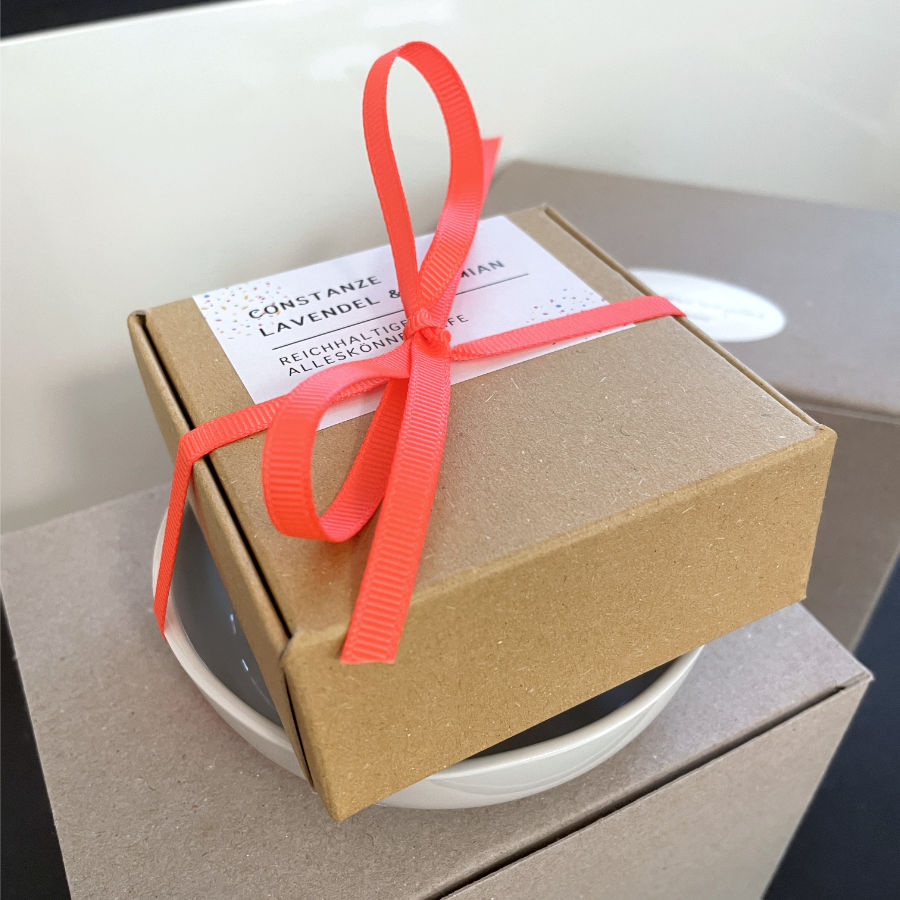 Geschenk Bundle Constanze Seife von Grete Manufaktur plus Porzellan, Seifenschale von feinesweißes Berlin