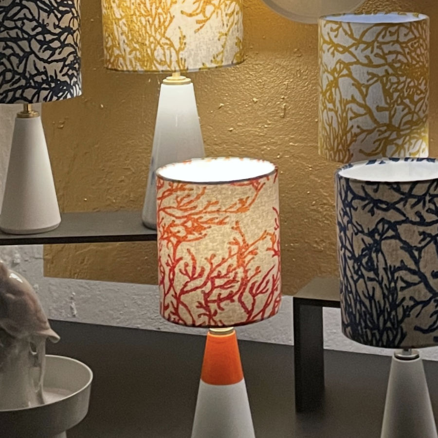 Leuchtende Porzellanlampenkollektion mit LED-Akku – französischer Leinenstoff, warmes Japandi Lichtdesign, feinesweißes Berlin.