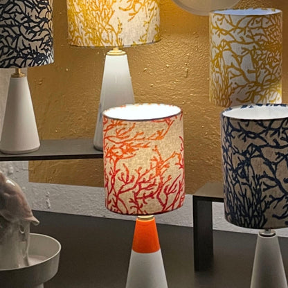 Leuchtende Porzellanlampenkollektion mit LED-Akku – französischer Leinenstoff, warmes Japandi Lichtdesign, feinesweißes Berlin.