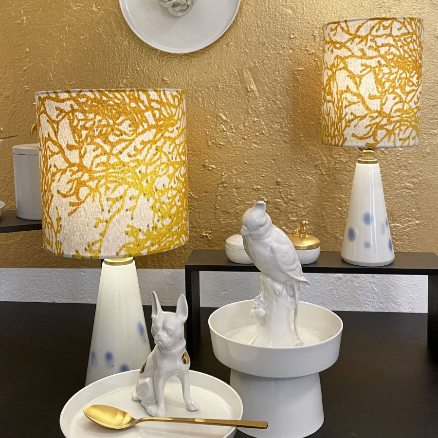 Leuchtende Porzellanlampe Koralle Senfgelb  – französischer Leinenstoff, warmes Japandi Lichtdesign, feinesweißes Berlin.
