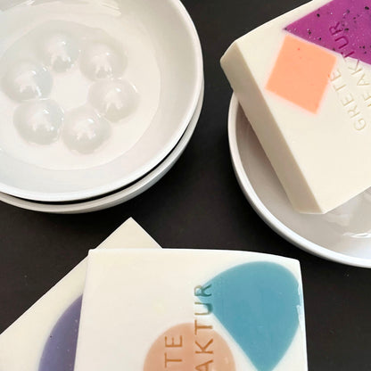 Hübsches Set zum Verschenken aus , Seifenschale Hubble plus Seife Constanze Grete Manufaktur von feines weißes Porzellanmanufaktur, Berlin, Katy Jung