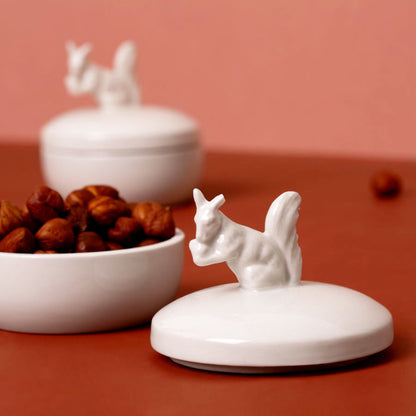 Kleine Porzellandose mit Eichhörnchen auf dem Deckel