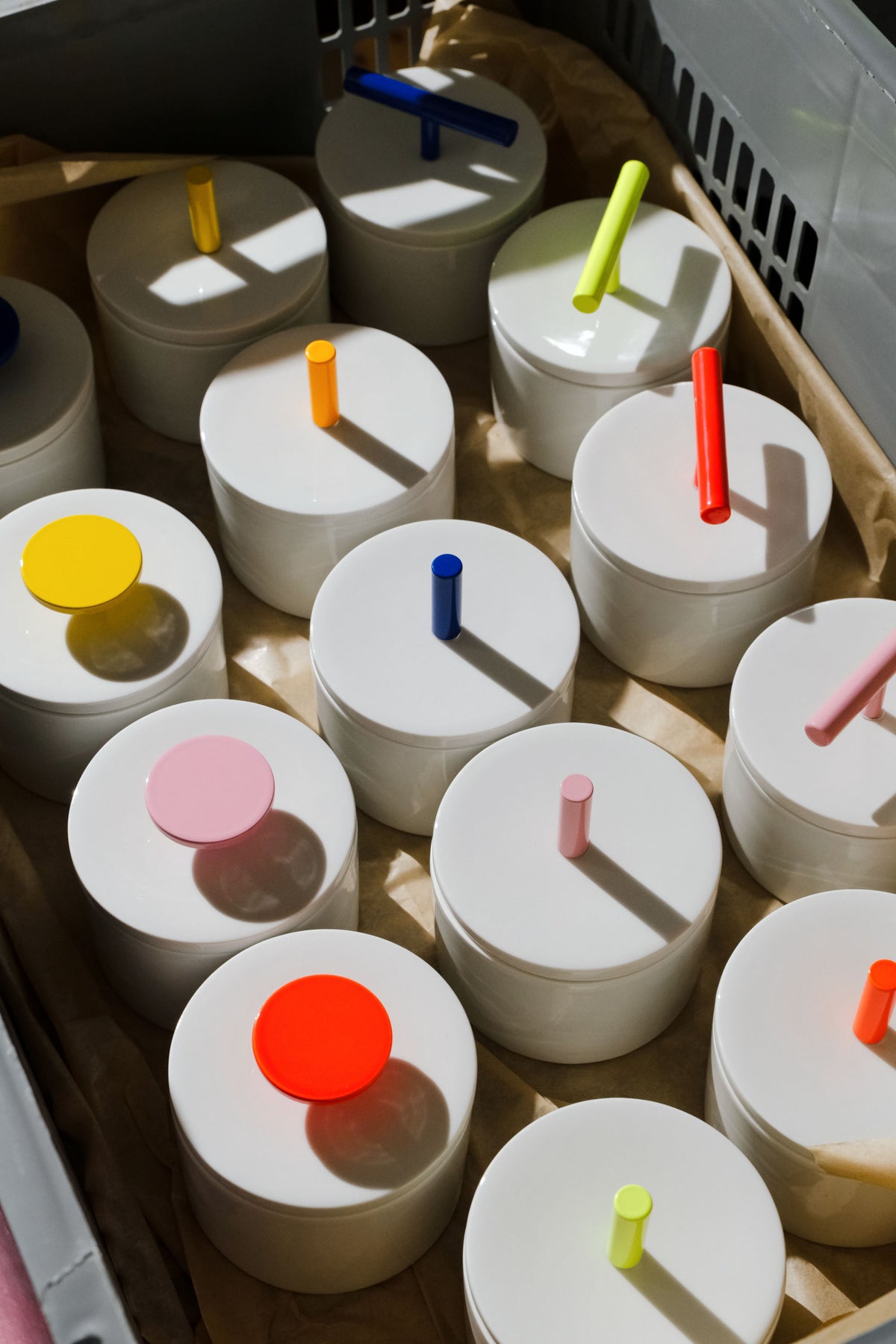 Porzellandosen KNOB, PIN, HOOK gemischte Farben von feinesweißes x kolor, Manufaktur Berlin
