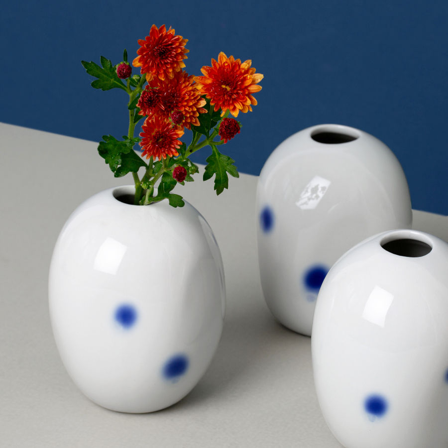 Kleine amorphe Vase mit blauen tupfen, Dekor für kleine Blüten und kleine Sträuße. Jeder ist ein Unikat Form und Dekor weichen bei jedem Stück ab.