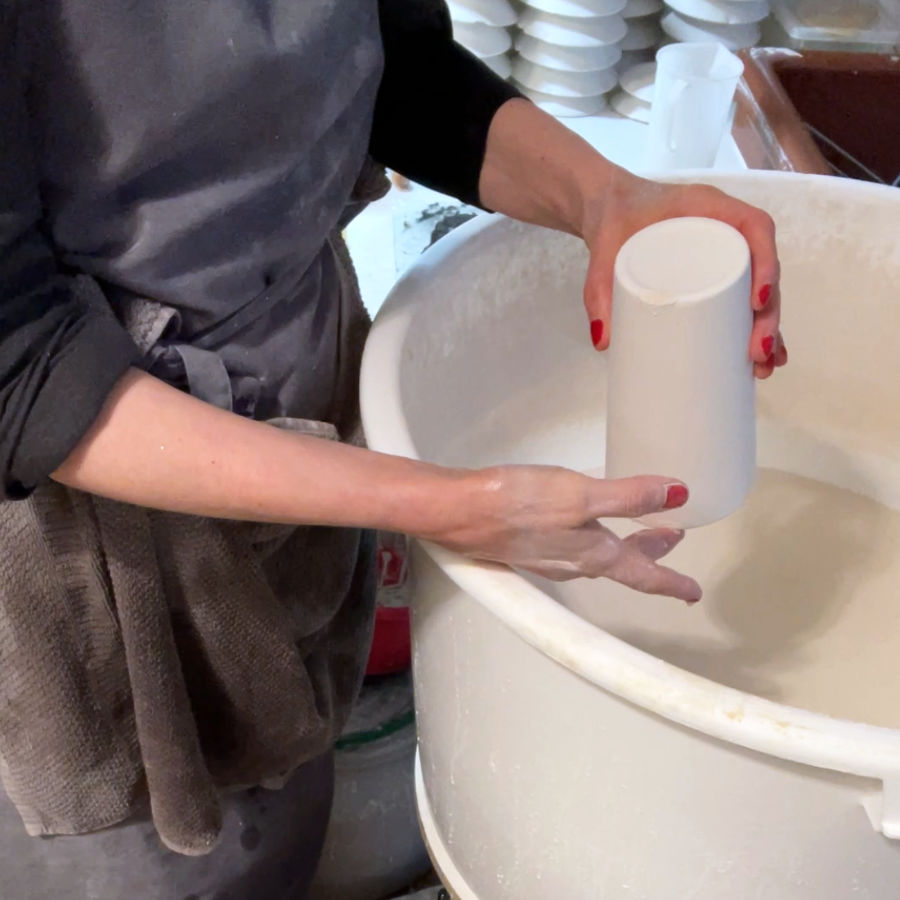 Katy Jung von feines weißes in ihrer Werkstatt beim glasieren