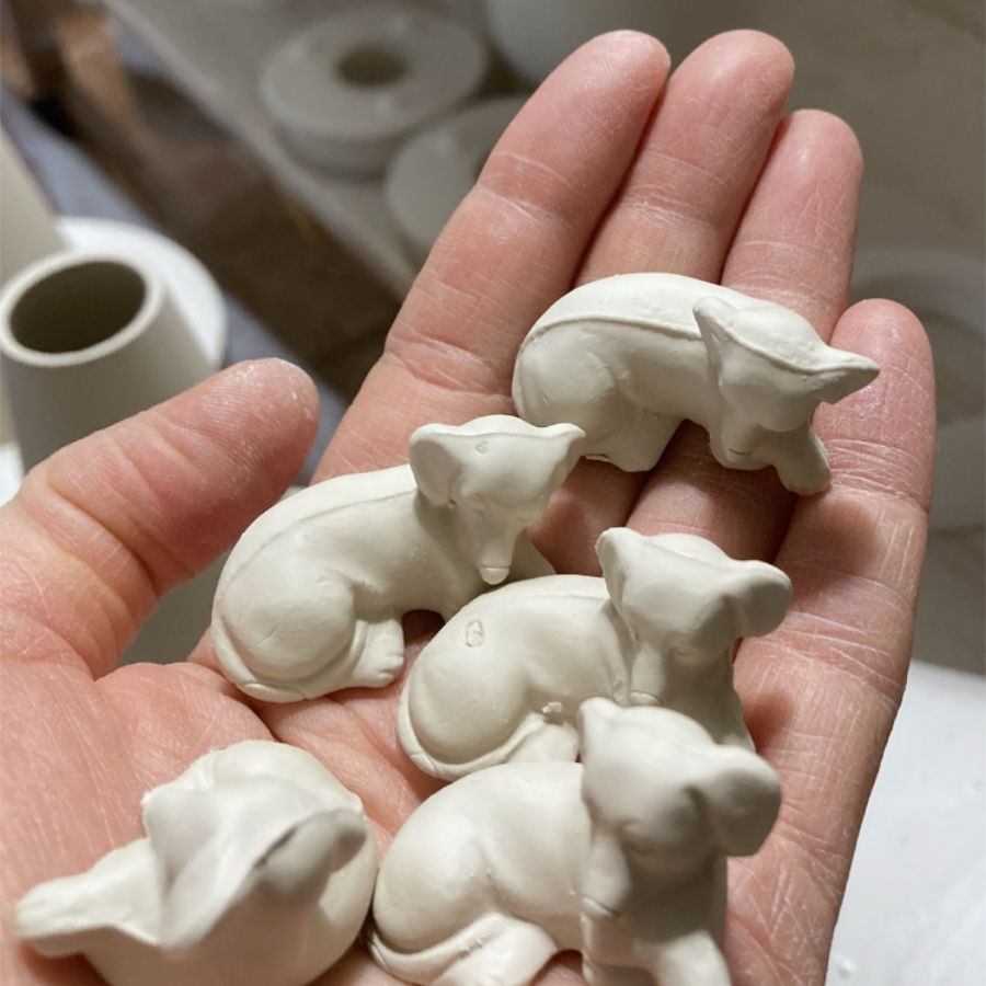 Kleine Dackelfigur aus Porzellan, handgefertigt von feines weißes Berlin