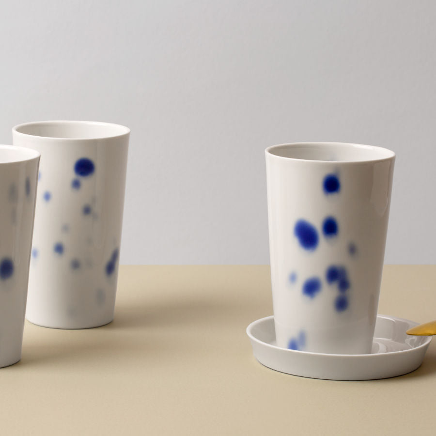 Porzellan Becher für Kaffee Tee oder Limonade. 3ooml. Blaues Tupfendekor.