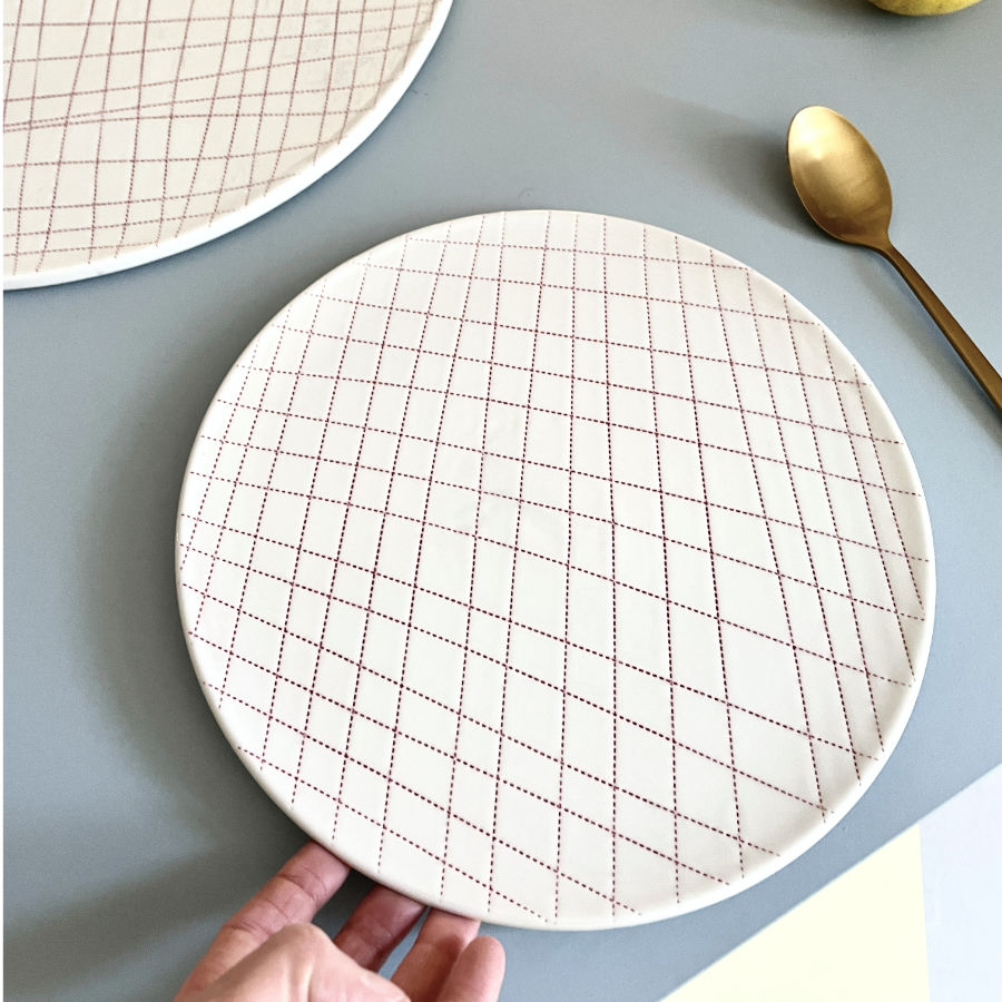 Vorlegeplatte, Teller und Servierplatten Kariert, handgefertigte Unikate von feinesweisses Porzellanmanufaktur Berlin.